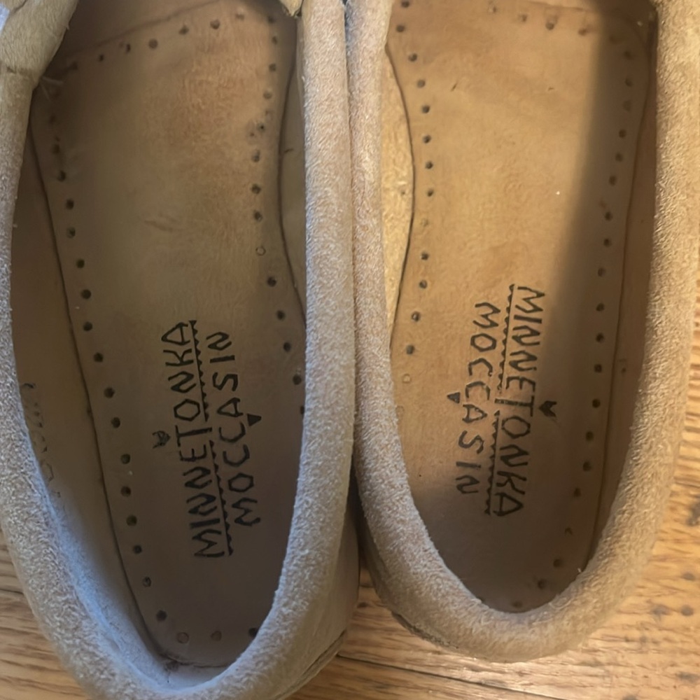 Minnetonka Tan Moccasins with Fringe and Bow 7.5 - Picture 6 of 8